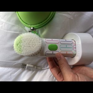 Clinique facial cleansing/exfoliating brush